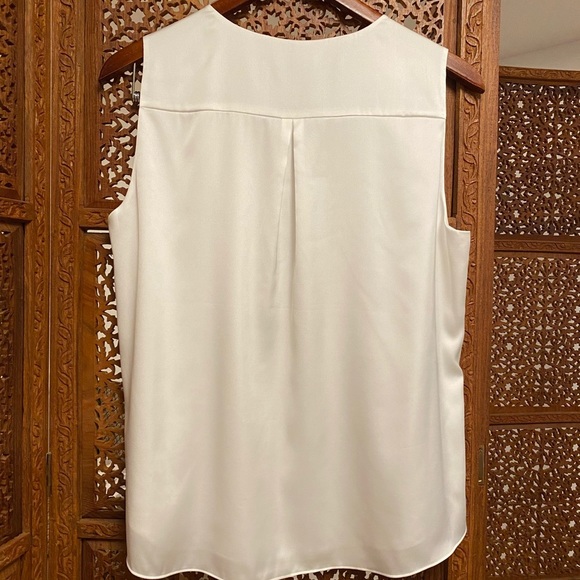 🚺 WHBM white sleeveless v-neck top - Picture 4 of 6